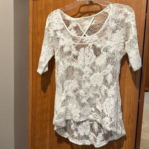 Gorgeous top for the summer. Excellent condition.